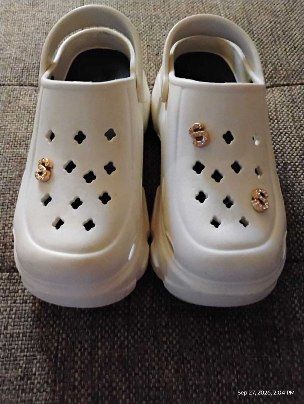 🌻 White clogs with gold s charms
